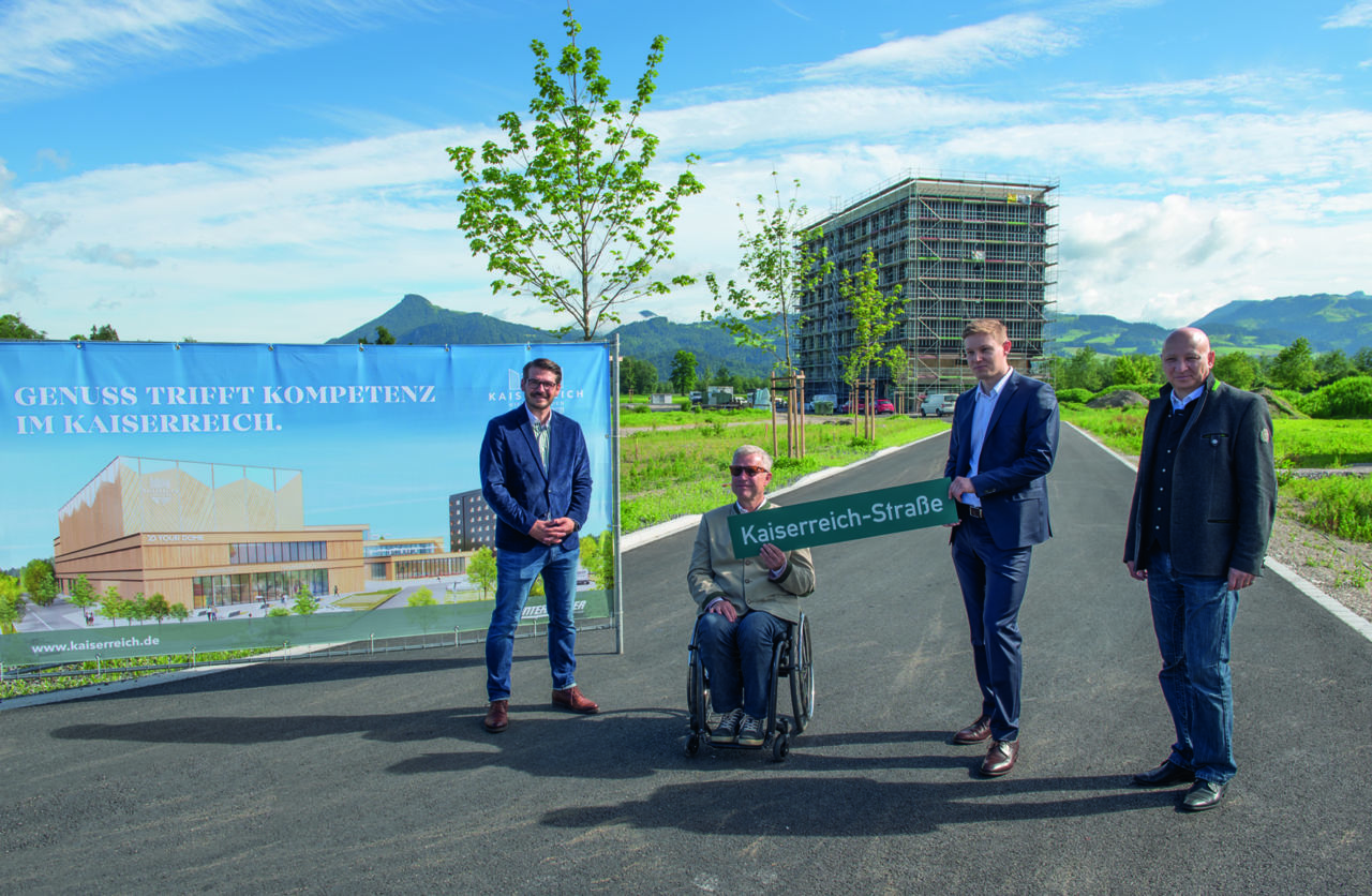 Auf dem Bild v.l.n.r.: Vertriebsleiter Sebastian Herbig (INN Immobilien GmbH), Bürgermeister Hajo Gruber (Kiefersfelden), Florian Unterberger (Geschäftsführer Unterberger Immobilien) und Josef Gruber (Geschäftsführer Unterberger Gruppe)