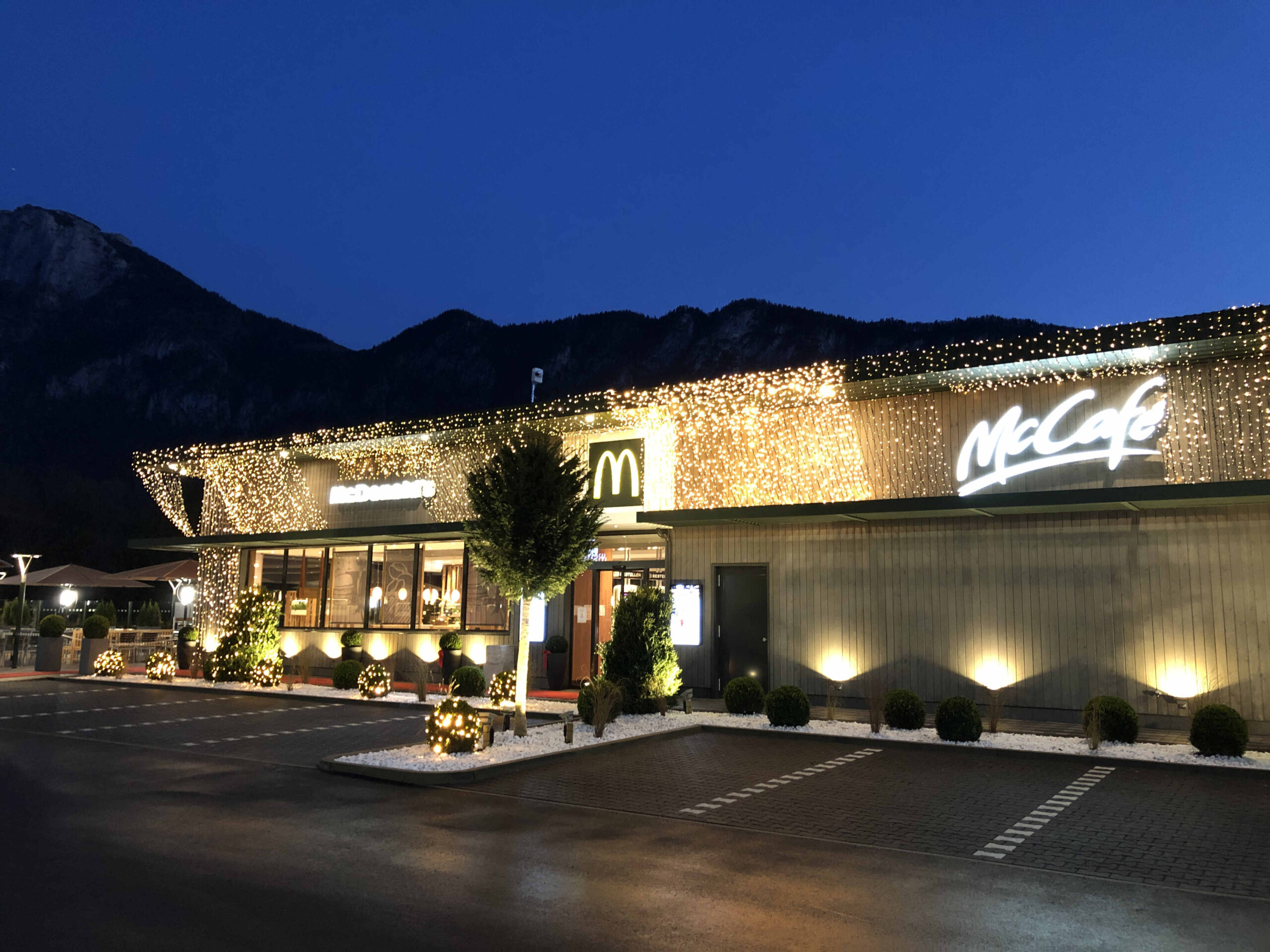 McDonalds_Weihnachten_Eingang-scaled